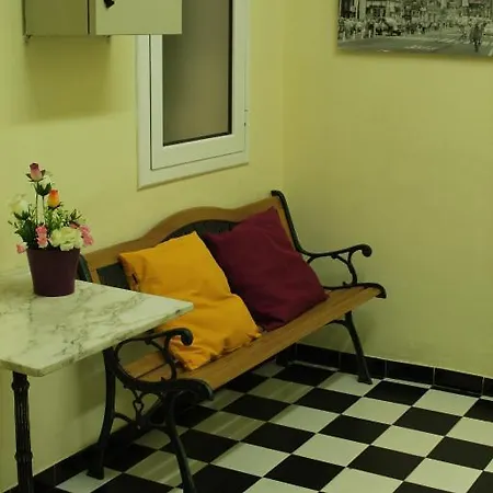 بيت شباب هوستال نيويورك برشلونة